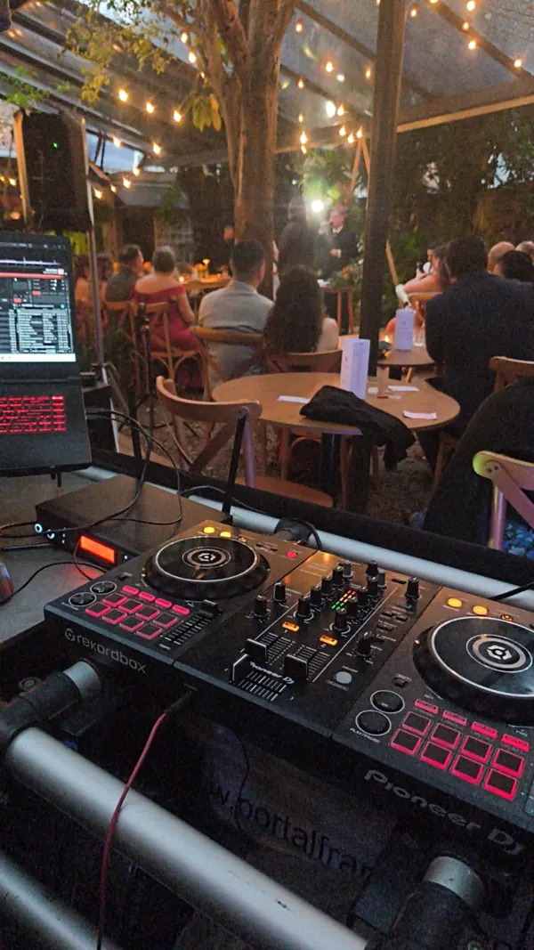 Sonorização da Svara Eventos em cerimônia de casamento ao ar livre, com controladora Pioneer DJ