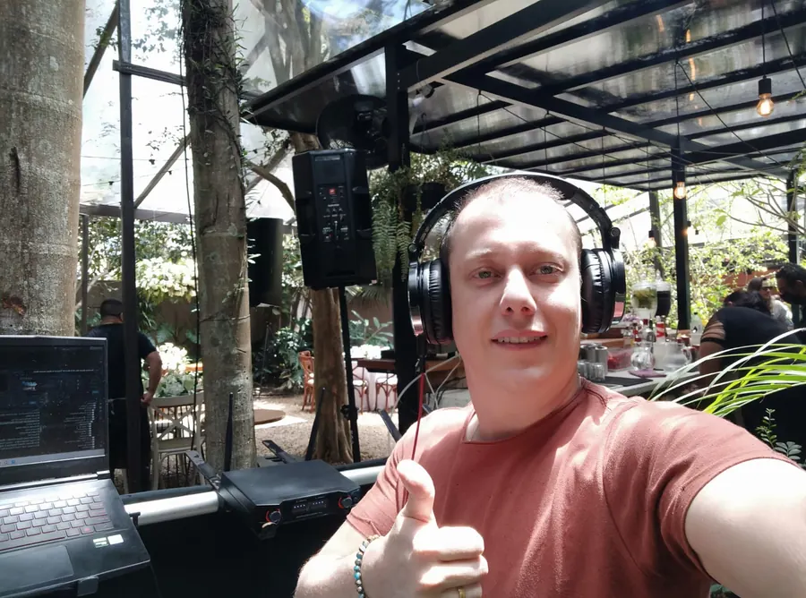 DJ Felipe Diniz, fundador da Svara Eventos, com equipamento de som JBL em evento ao ar livre